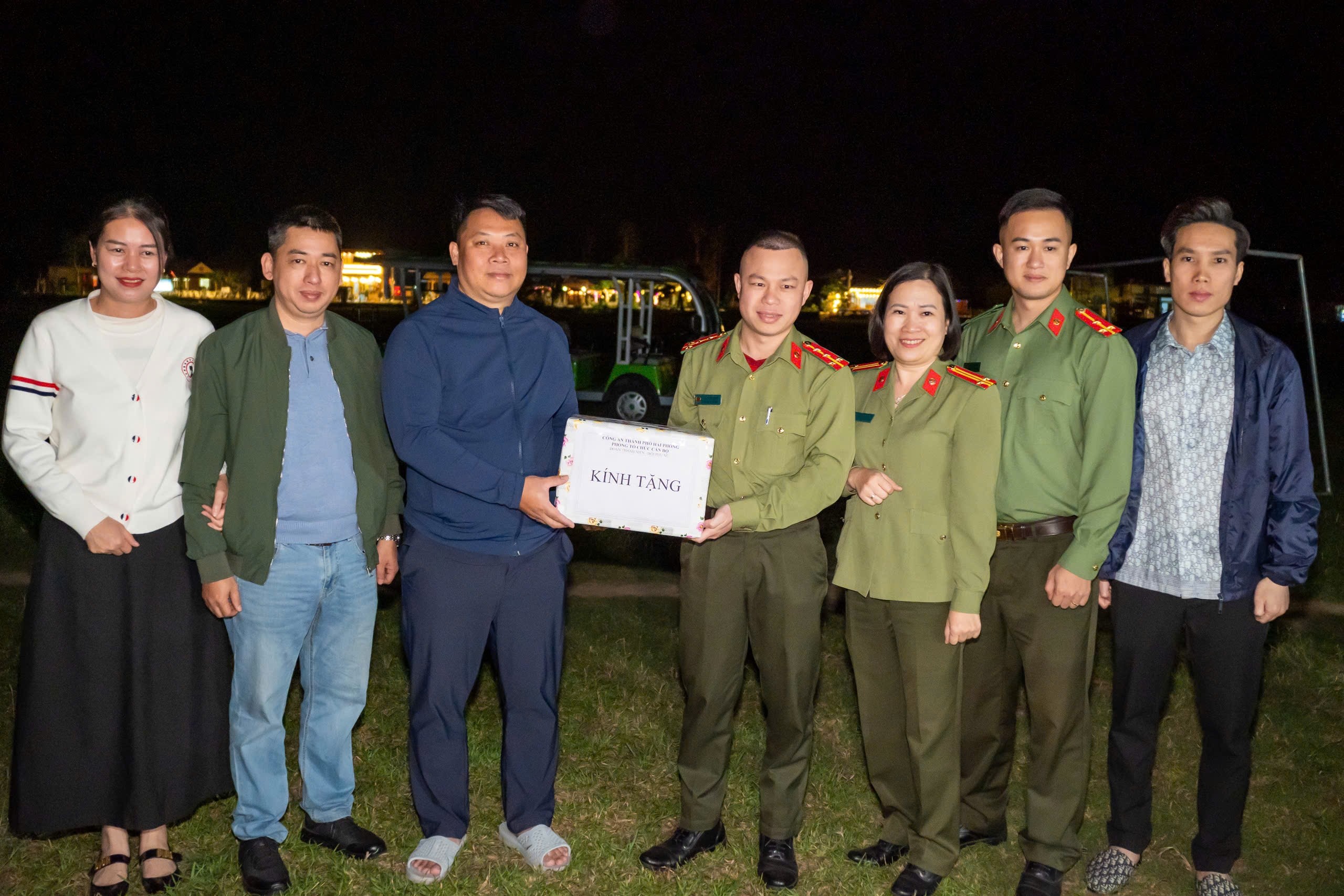 Phòng Tổ chức cán bộ: Trao đổi kinh nghiệm, giao lưu với nhân dân, Công an và hoạt động thiện nguyện tại xã Việt Hải (Cát Hải)